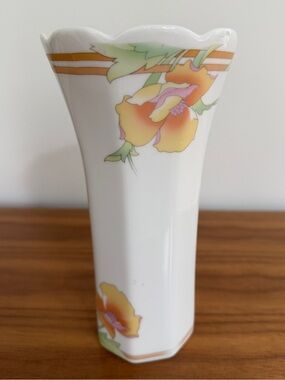WESTBURY THE TOSCANY COLLECTION Vintage Taper Vase Ceramic Scallop Edge Floral